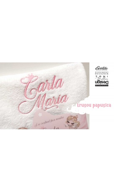 Trusou de botez cu papusica roz, gene lungi si broderie customizata, Doll 25